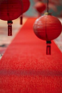 喜庆红地毯与红灯笼装点