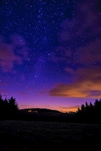 梦幻星空下的静谧山林