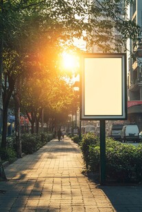 街道晨光下的空白广告牌