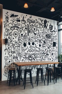 个性涂鸦墙的室内休闲区
