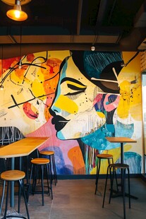 多彩涂鸦墙的个性休闲空间