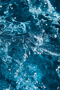 灵动蓝水溅起晶莹水花