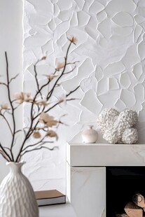 简约白墙旁的雅致装饰摆件