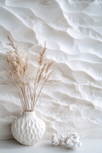 白色纹理墙前的雅致花瓶