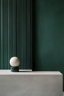 绿色墙面下的简约摆件