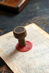 复古火漆印章置于旧纸上