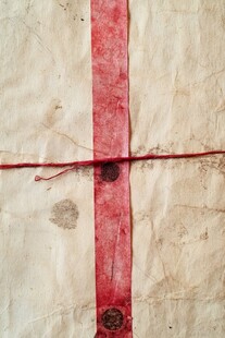 复古红封条绑旧纸张