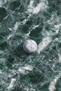 绿纹大理石上的灰白圆球
