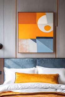 卧室现代风挂画与床品搭配
