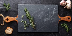 石板砧板上的新鲜香草