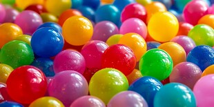 缤纷彩色球 童趣满满画面