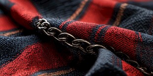 红黑格纹布上的金属链条