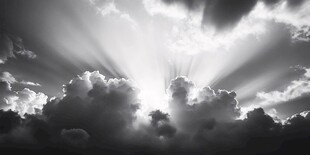 黑白天空下的光芒与云朵