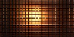 暖光映照下的金属网格纹理