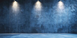 蓝色灯光照亮的空旷墙面