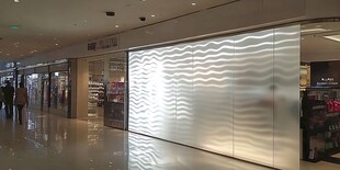 商场内独特的波浪纹墙面