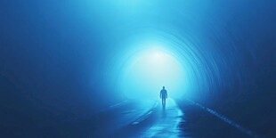 一人独行于幽蓝隧道尽头