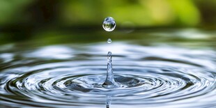 水滴入水泛起圈圈涟漪