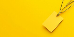 黄色吊牌悬于黄色背景上