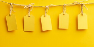 黄色吊牌挂于绳上