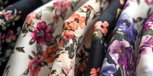 多彩花卉图案布料展示