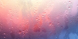 雨后斑斓窗玻璃上的水珠