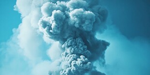 蓝色烟云升腾壮丽景象