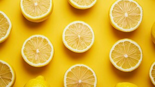 柠檬切片铺于黄色背景上