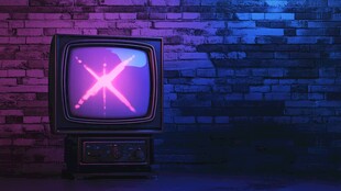 复古电视上的炫彩十字图案