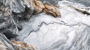 海岸边纹理独特的岩石景观