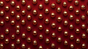 红色背景上的金色圆珠阵列