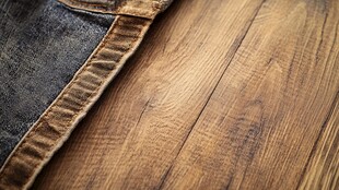 牛仔裤边缘与木质地板特写