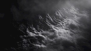 云海苍茫间的山脉奇景