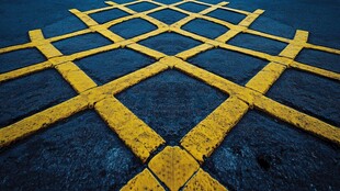 地面黄色网格状禁停标线