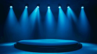 蓝色聚光灯下的圆形舞台