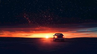 夕阳下旷野中的孤独汽车