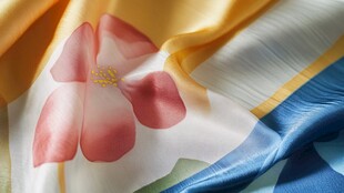 花朵图案的多彩丝绸面料