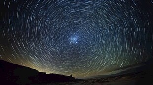 星轨夜空下的静谧沙漠