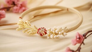 金饰手镯配花朵珍珠点缀
