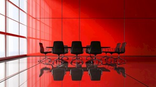 红色会议室的现代桌椅布置