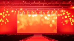 红色舞台场景灯光璀璨