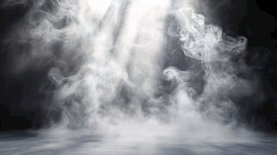 神秘光束穿透缭绕烟雾