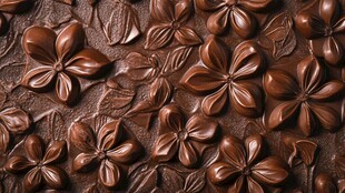 巧克力上的精美花朵浮雕