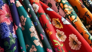 多彩花卉图案布料展示