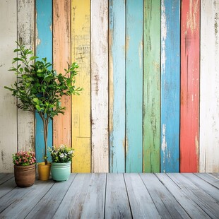 多彩木墙旁的绿植景致
