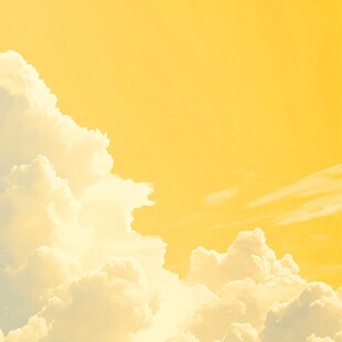 金黄天空下的梦幻云朵