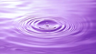 紫色水滴泛起涟漪画面