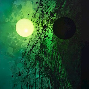 绿墨背景中的光与暗元素