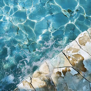 清澈海水拍击斑驳石块