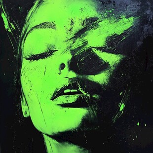 荧光绿调的神秘女性肖像